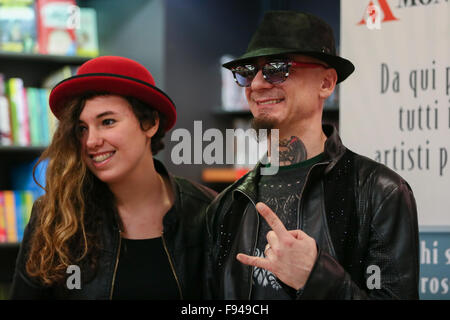 Turin, Italien. 13. Dezember 2015. Dutzende von Fans für italienischen Rapper J.Ax in der Buchhandlung Mondadori, wo er sein Album Sonderedition signiert, mit dem Titel "Il Bello d'esser Brutti Multiplatinum-Edition". © Elena Aquila/Pacific Press/Alamy Live-Nachrichten Stockfoto