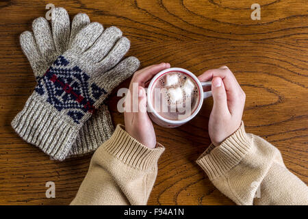 Erwärmung der Hände mit heißem Kakao. Stockfoto