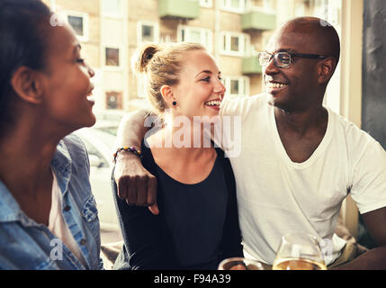 Multi-ethnischen paar Lächeln einander an Stockfoto