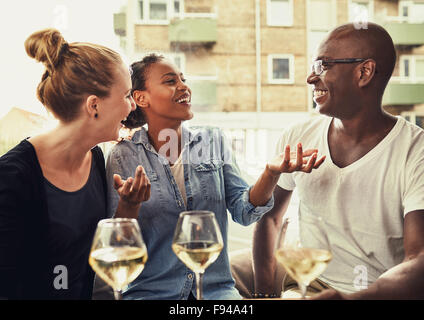 Freunde, Essen, Multi-ethnische Konzept, lachen und viel Spaß Stockfoto