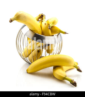 Bananen im Obstkorb Draht auf weißem Hintergrund Stockfoto