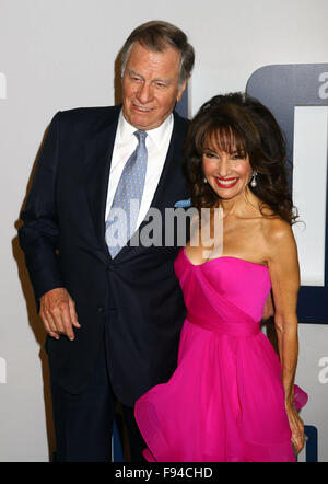New York, New York, USA. 13. Dezember 2015. Schauspielerin SUSAN LUCCI und Ehemann HELMUT HUBER besuchen die New-York-Premiere von "Freude" im Ziegfeld Theatre statt. Bildnachweis: Nancy Kaszerman/ZUMA Draht/Alamy Live-Nachrichten Stockfoto
