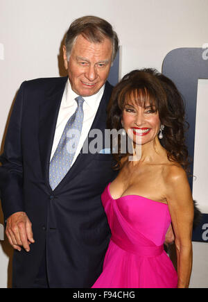 New York, New York, USA. 13. Dezember 2015. Schauspielerin SUSAN LUCCI und Ehemann HELMUT HUBER besuchen die New-York-Premiere von "Freude" im Ziegfeld Theatre statt. Bildnachweis: Nancy Kaszerman/ZUMA Draht/Alamy Live-Nachrichten Stockfoto