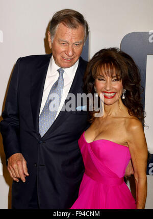 New York, New York, USA. 13. Dezember 2015. Schauspielerin SUSAN LUCCI und Ehemann HELMUT HUBER besuchen die New-York-Premiere von "Freude" im Ziegfeld Theatre statt. Bildnachweis: Nancy Kaszerman/ZUMA Draht/Alamy Live-Nachrichten Stockfoto