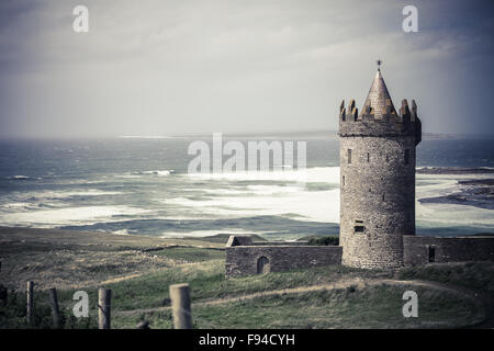 Doonagore Castle im County Clare unterwegs Wild Atlantic Way in Irland. Stockfoto