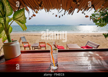 Longdrinkglas mit Gin und Tonic Drink auf einem Tisch in einer Strandbar. Klong Muang Beach, Provinz Krabi, Thailand. Stockfoto