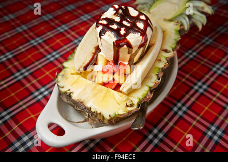 Eine Variation von Banana Split Dessert - mit Obstsalat und Eis auf der Oberseite, in der Ananas serviert. Der Provinz Krabi, Thailand. Stockfoto