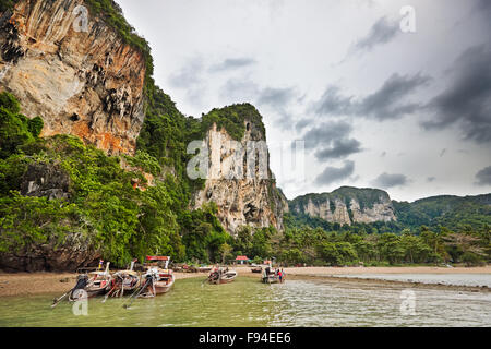 Tonsai Bay (in der Nähe von West Railay Beach). Provinz Krabi, Thailand. Stockfoto