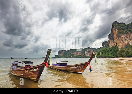 Longtail-Boote am West Railay Beach. Provinz Krabi, Thailand. Stockfoto