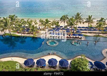 Luftaufnahme des Pools und Strandbereichs eines gehobenen Resorts am Klong Muang Beach. Provinz Krabi, Thailand. Stockfoto