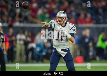 Houston, Texas, USA. 13. Dezember 2015. New England Patriots Quarterback Tom Brady (12) geht der Ball im 4. Quartal ein NFL-Spiel zwischen den Houston Texans und die New England Patriots NRG-Stadion in Houston, TX am 13. Dezember 2015. Bildnachweis: Trask Smith/ZUMA Draht/Alamy Live-Nachrichten Stockfoto