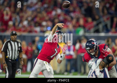 Houston, Texas, USA. 13. Dezember 2015. Houston Texans Quarterback Brian Hoyer (7) geht der Ball im 4. Quartal ein NFL-Spiel zwischen den Houston Texans und die New England Patriots NRG-Stadion in Houston, TX am 13. Dezember 2015. Bildnachweis: Trask Smith/ZUMA Draht/Alamy Live-Nachrichten Stockfoto