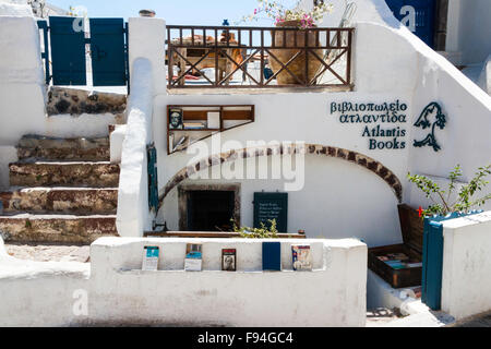 Santorini, Oia. Atlantis second hand Buchladen, Exterieur. Weiß getünchte Wände, Shop im Souterrain, Name der Shop in Griechisch und Englisch. Close Up. Stockfoto
