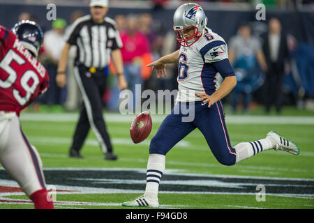 Houston, Texas, USA. 13. Dezember 2015. New England Patriots Punter Ryan Allen (6) flache den Ball im 4. Quartal ein NFL-Spiel zwischen den Houston Texans und die New England Patriots NRG-Stadion in Houston, TX am 13. Dezember 2015. Bildnachweis: Trask Smith/ZUMA Draht/Alamy Live-Nachrichten Stockfoto