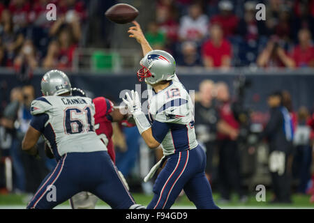 Houston, Texas, USA. 13. Dezember 2015. New England Patriots Quarterback Tom Brady (12) geht der Ball im 4. Quartal ein NFL-Spiel zwischen den Houston Texans und die New England Patriots NRG-Stadion in Houston, TX am 13. Dezember 2015. Bildnachweis: Trask Smith/ZUMA Draht/Alamy Live-Nachrichten Stockfoto