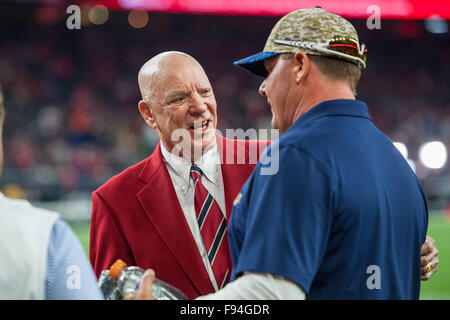 Houston, Texas, USA. 13. Dezember 2015. Houston Texans Besitzer Bob McNair grüßt Roger Clemens vor ein NFL-Spiel zwischen den Houston Texans und die New England Patriots NRG-Stadion in Houston, TX am 13. Dezember 2015. Bildnachweis: Trask Smith/ZUMA Draht/Alamy Live-Nachrichten Stockfoto