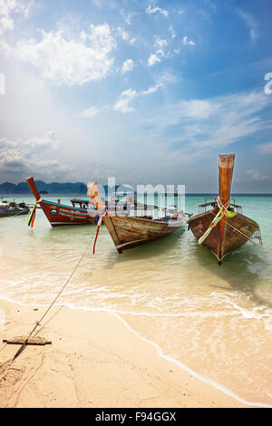 Traditionelle Longtail Boote am Strand auf der Insel (Koh Poda Poda). Der Provinz Krabi, Thailand. Stockfoto