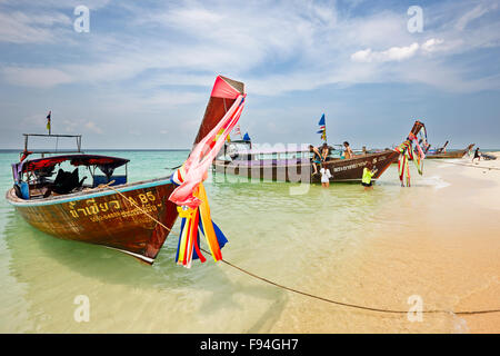 Longtail-Boote am Strand auf Poda Island (Koh Poda). Provinz Krabi, Thailand. Stockfoto