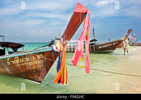 Longtail-Boote am Strand auf Poda Island (Koh Poda). Provinz Krabi, Thailand. Stockfoto