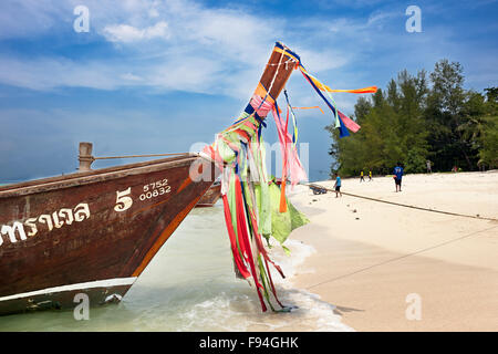 Longtail-Boote am Strand auf Poda Island (Koh Poda). Provinz Krabi, Thailand. Stockfoto