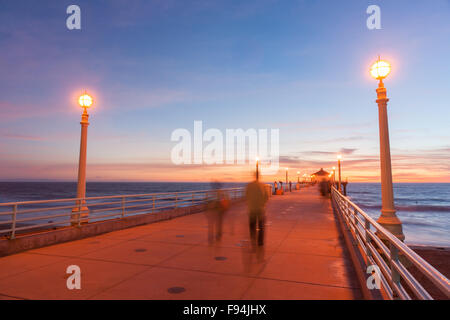 Kalifornische Nächte an der Pier bei Sonnenuntergang, verwischen lauen Nacht Menschen bewegen entlang der Pier meditieren Sonnenuntergang Zeit der Exposition mit Stockfoto