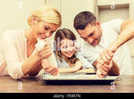 Happy Family im Cookies zu Hause machen Stockfoto