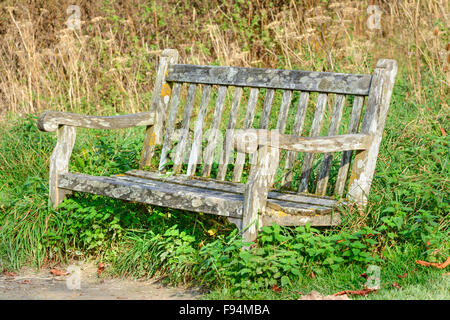 Verrottenden alten Holzbank in einem Park. Stockfoto