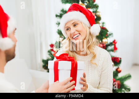 glückliches Paar zu Hause mit Weihnachts-Geschenk-box Stockfoto