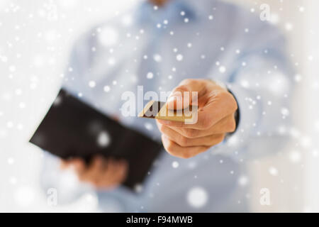 Nahaufnahme von Mann, Brieftasche und Kreditkarte Stockfoto