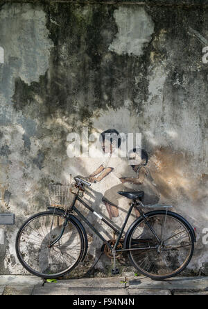 Kinder auf Fahrrad Street Arwotk durch litauische Künstler George Town Ernest Zacharevic, Insel Penang, Malaysia Stockfoto