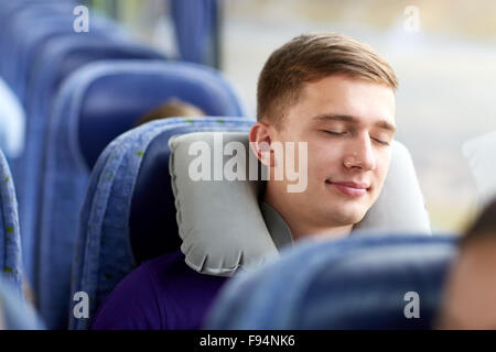 glücklich Jüngling im Reisebus mit Kissen schlafen Stockfoto