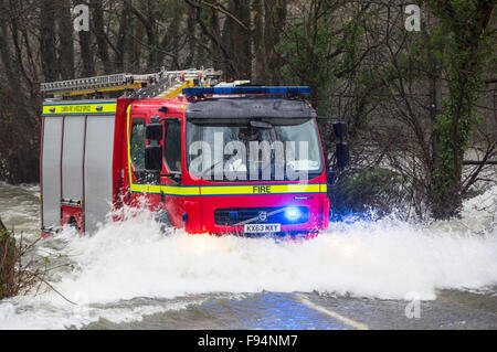 Ein Feuerwehrauto gehen durch Hochwasser auf die Ambleside, Coniston Straße an Rothay Bridge im Lake District am Samstag 5. D Stockfoto