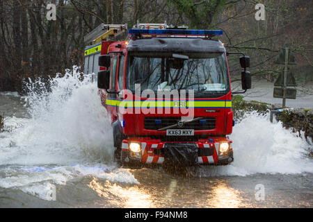 Ein Feuerwehrauto Hochwasser in Ambleside, Coniston Straße an Rothay Bridge im Lake District auf Samstag, 5. Dezember 2015, während sintflutartige Regenfälle vom Sturm Desmond durchlaufen. Stockfoto