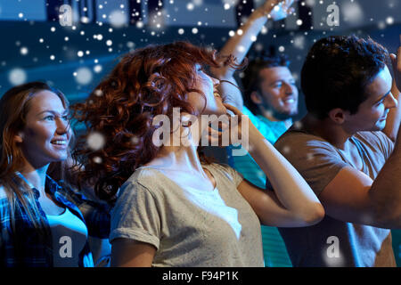 Glückliche Freunde tanzen im Nachtclub Stockfoto