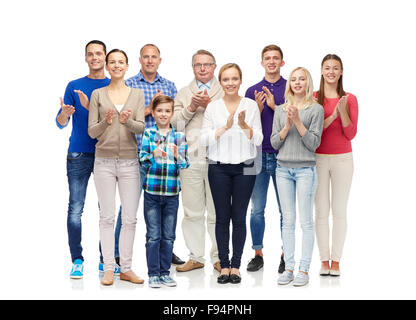 Gruppe von lächelnden Menschen applaudieren Stockfoto