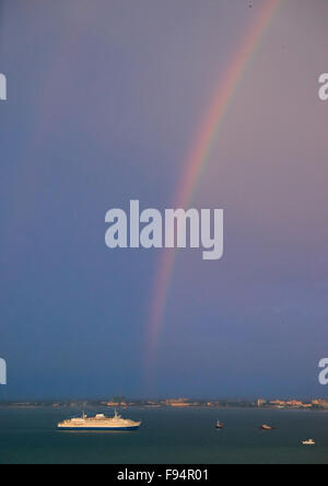 Kreuzfahrtschiff vor ein Regenbogen am Meer, Insel Penang, George Town, Malaysia Stockfoto