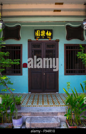 Altes Haus im Kolonialstil Holztür In der UNESCO-World Heritage Zone, Insel Penang, George Town, Malaysia Stockfoto