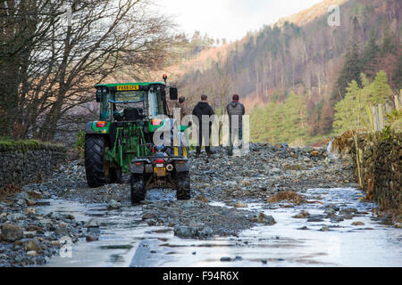 Landwirte zu inspizieren die Zerstörung der A591, der Hauptstraße durch den Lake District, vollständig zerstört durch das Hochwasser vom Sturm Desmond, Cumbria, UK. Die Straße wurde an mehreren Stellen durch Erdrutsche und Wände der Flut Debirs zwanzig Fuß hoch verletzt. die Straße wird wahrscheinlich seit Monaten geschlossen. Sonntag, 6. Dezember 2015 übernommen. Stockfoto