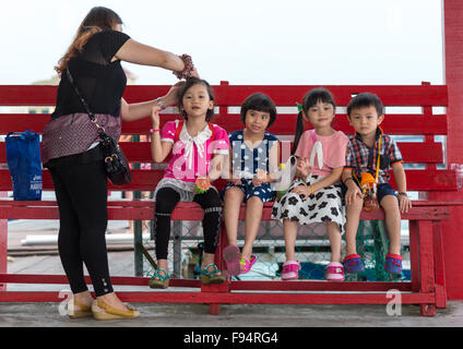 Familie lebt auf Schweißnaht Clan Kai Piers, Insel Penang, George Town, Malaysia Stockfoto