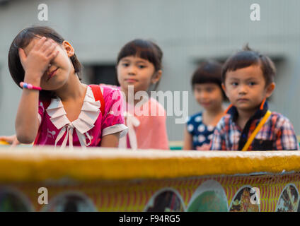 Kinder Leben auf Schweißnaht Clan Kai Piers, Insel Penang, George Town, Malaysia Stockfoto