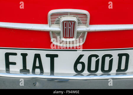 Älteres Auto Fiat Logo Fiat 600 D Stockfoto