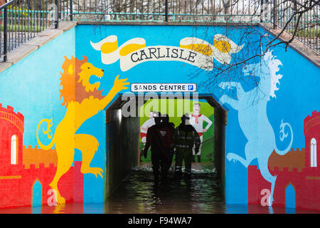 Umweltagentur Mitarbeiterstamm Hochwasser von Catherine Hardwicke Zirkus in Carlisle, Cumbria auf Dienstag, 8. Dezember 2015, nach sintflutartigen Regen Sturm Desmond Abpumpen. Der Sturm setzen einen neuen britischen Rekord für Rainfsll Summen an einem Tag mit 341,4 mm in 24 Stunden fallen. Stockfoto