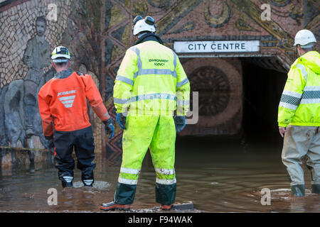 Umweltagentur Mitarbeiterstamm Hochwasser von Catherine Hardwicke Zirkus in Carlisle, Cumbria auf Dienstag, 8. Dezember 2015, nach sintflutartigen Regen Sturm Desmond Abpumpen. Der Sturm setzen einen neuen britischen Rekord für Rainfsll Summen an einem Tag mit 341,4 mm in 24 Stunden fallen. Stockfoto