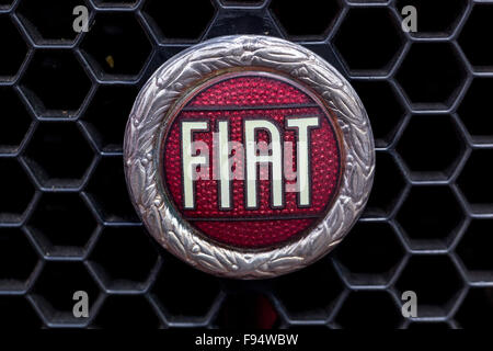 Älteres Auto Zeichen Fiat Logo Grile Fiat Abzeichen Stockfoto