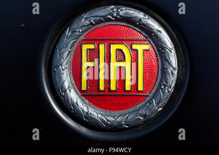 Fiat Logo altes Auto fiat Schild rot gelb Stockfoto