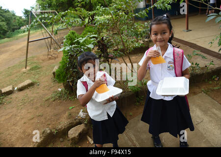 Nindiri, Nicaragua. 27. November 2015. Kinder erhalten Mittagessen an der Schule in San Franzisko in Nindiri, Nicaragua, 27. November 2015. Die Schule wird von World Vision unterstützt. In den Ferien war das Essen nach einer Theateraufführung. Foto: Jens Kalaene/Dpa/Alamy Live News Stockfoto