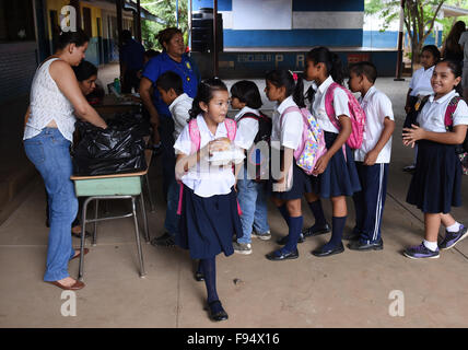 Nindiri, Nicaragua. 27. November 2015. Kinder erhalten Mittagessen an der Schule in San Franzisko in Nindiri, Nicaragua, 27. November 2015. Die Schule wird von World Vision unterstützt. In den Ferien war das Essen nach einer Theateraufführung. Foto: Jens Kalaene/Dpa/Alamy Live News Stockfoto