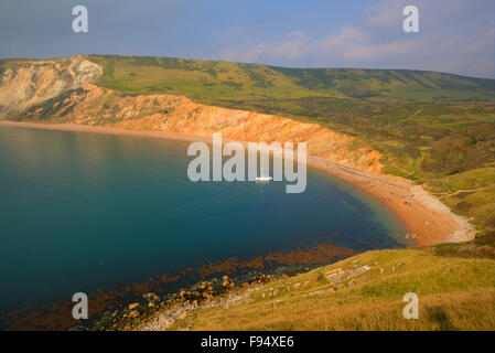 Worbarrow Bucht östlich von Lulworth Cove und in der Nähe der Bucht auf Dorset Küste England Großbritannien mit einer yacht Stockfoto