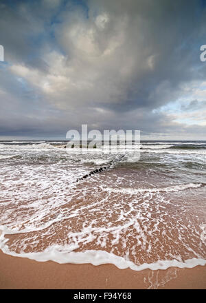 Gewitterhimmel über raue Ostsee. Stockfoto