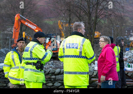 Am Samstag, 5. Dezember 2015, Sturm Desmond stürzte in das Vereinigte Königreich, Herstellung von Großbritanniens höchsten je 24 Stunden insgesamt bei 341,4 mm Niederschlag. Es überschwemmt das Lakeland-Dorf Glenridding, die gerade erst anfangen, wenn Sie einen weiteren Zeitraum von Starkregen am Mittwoch, 9. Dezember Glenridding Beck, seine Ufer verursacht zu reparieren, noch weitere Zerstörung verursachen. Diese Aufnahme am nächsten Morgen am Donnerstag, 10. Dezember von Baggern Flut Schutt aus dem Fluss mit Armee und Polizei in den Vordergrund zu löschen versuchen. Stockfoto